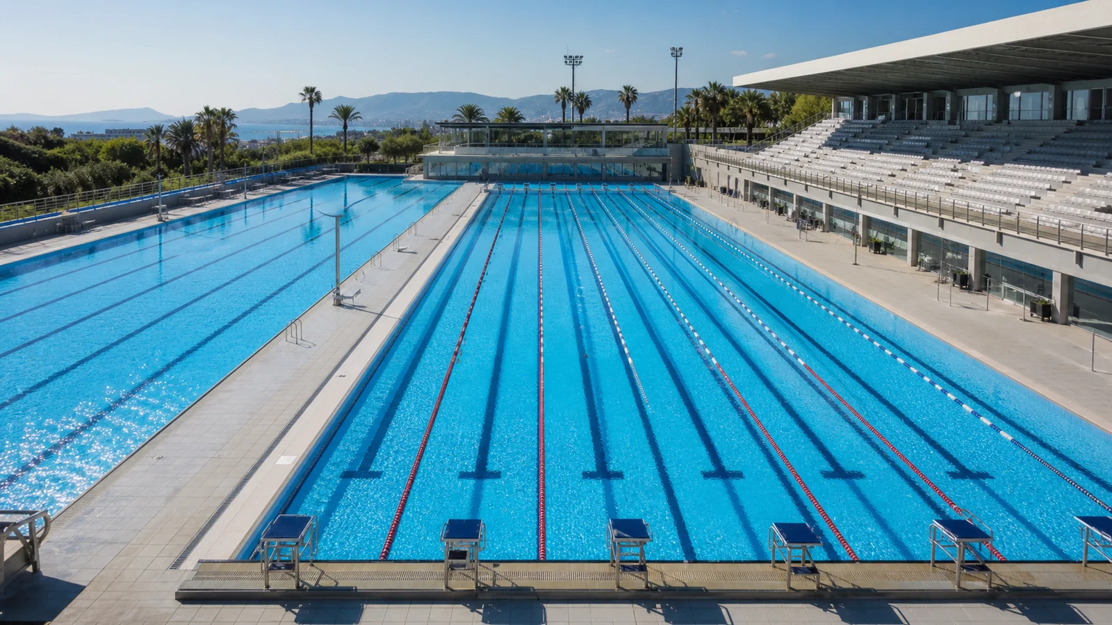 Piscina esportiva de clube com raias, blocos e estrutura de competição