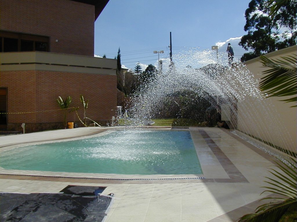 Quanto custa construir uma piscina de luxo? Entenda o que influencia o investimento