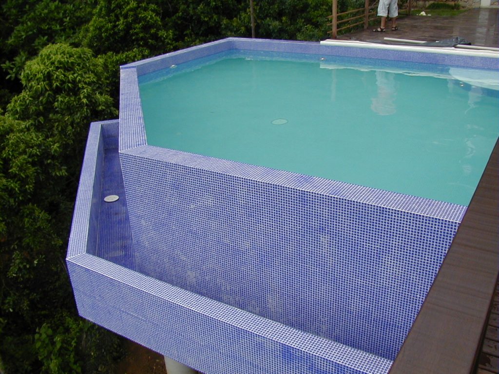 Como reduzir o consumo de energia de uma piscina de alto padrão