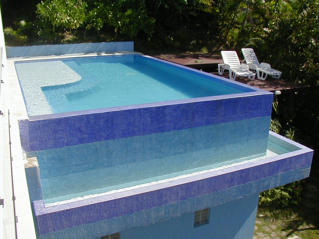Villa Contemporânea com Borda Infinita